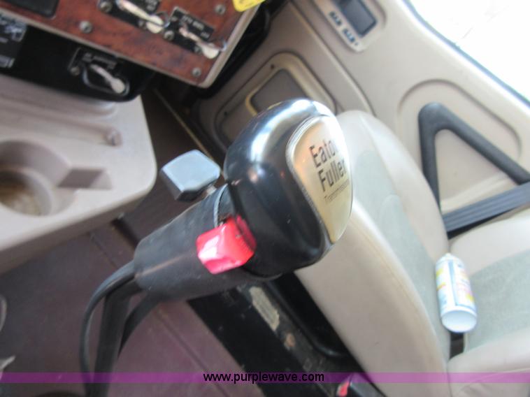 image for item I2051 2007 International 9200i semi truck