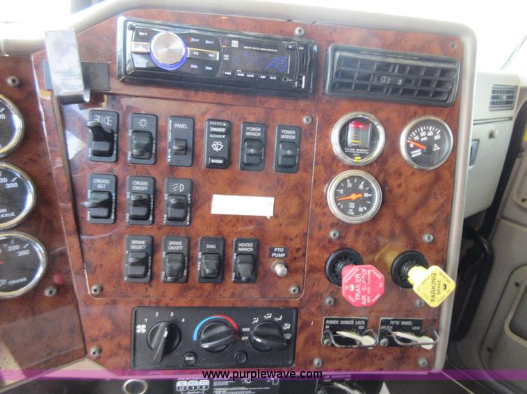 image for item I2051 2007 International 9200i semi truck