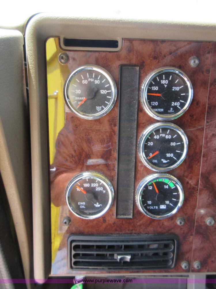 image for item I2051 2007 International 9200i semi truck