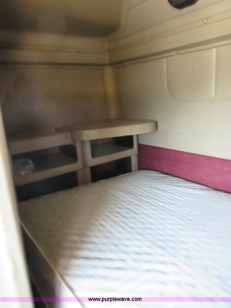 image for item I2051 2007 International 9200i semi truck