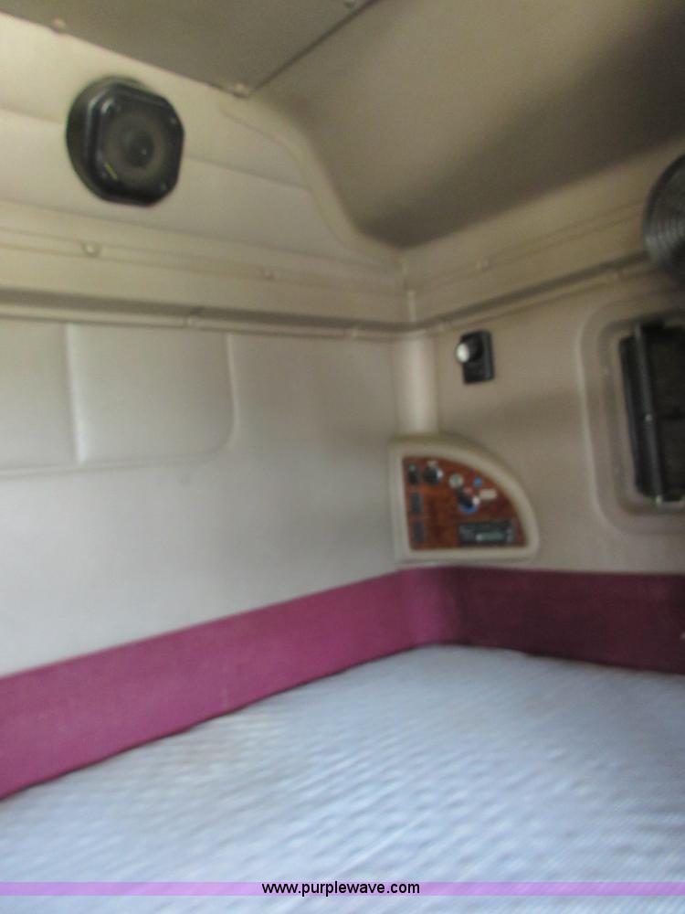 image for item I2051 2007 International 9200i semi truck