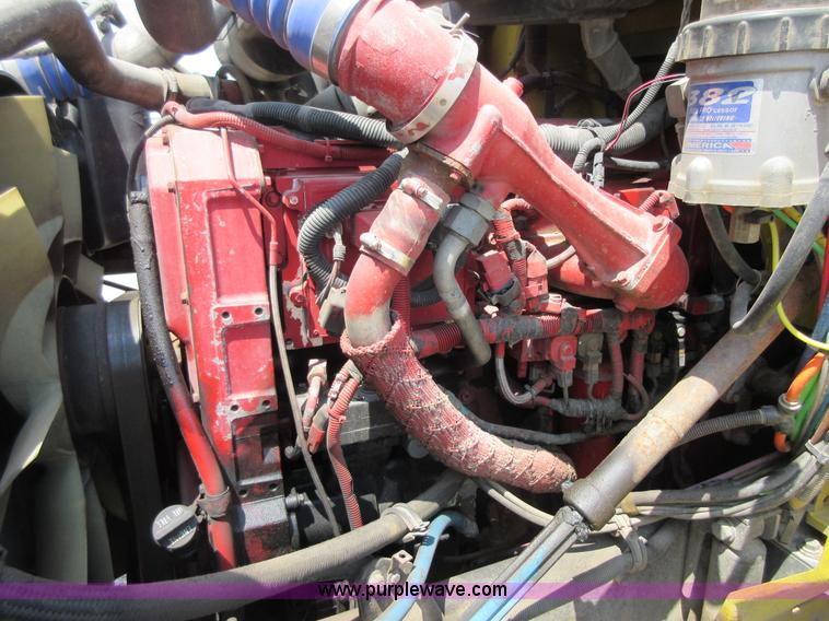 image for item I2051 2007 International 9200i semi truck