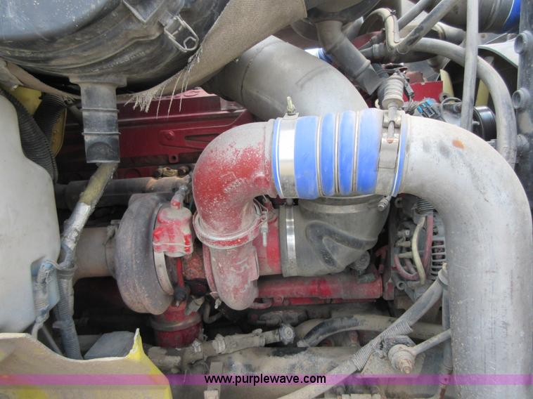 image for item I2051 2007 International 9200i semi truck