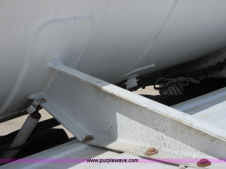 image for item I2064 1991 Trailmaster tank trailer