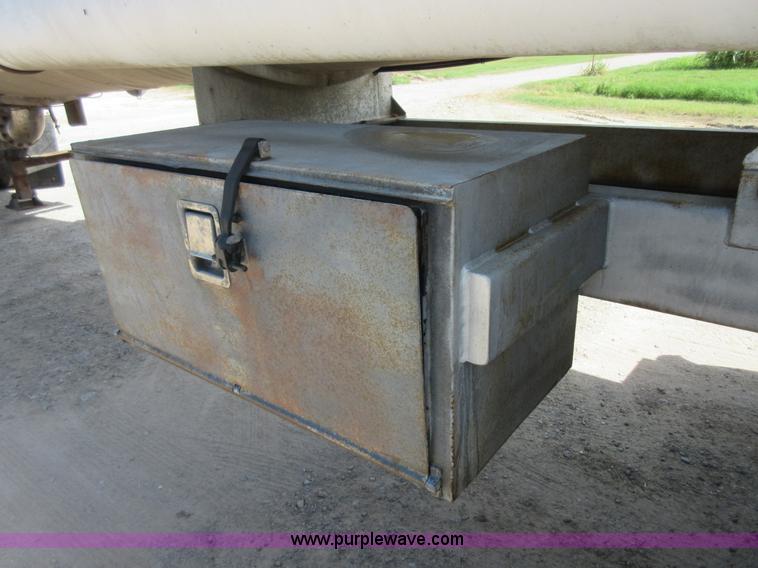 image for item I2064 1991 Trailmaster tank trailer