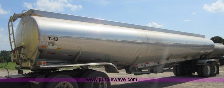 image for item I2065 1989 Fruehauf TAG-F2-EDT9500 tank trailer