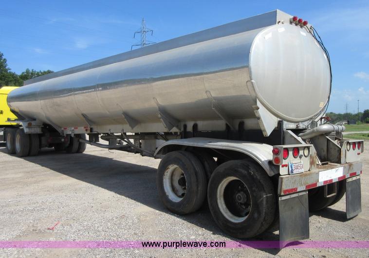 image for item I2065 1989 Fruehauf TAG-F2-EDT9500 tank trailer