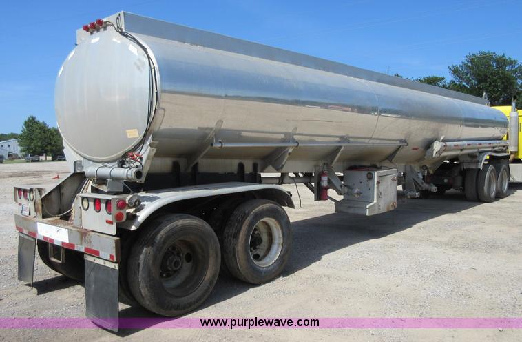 image for item I2065 1989 Fruehauf TAG-F2-EDT9500 tank trailer