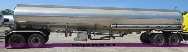 image for item I2065 1989 Fruehauf TAG-F2-EDT9500 tank trailer