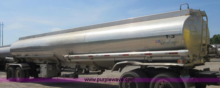image for item I2065 1989 Fruehauf TAG-F2-EDT9500 tank trailer