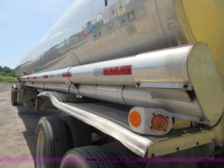 image for item I2065 1989 Fruehauf TAG-F2-EDT9500 tank trailer