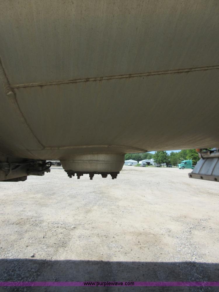 image for item I2065 1989 Fruehauf TAG-F2-EDT9500 tank trailer