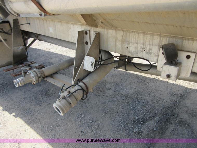 image for item I2065 1989 Fruehauf TAG-F2-EDT9500 tank trailer