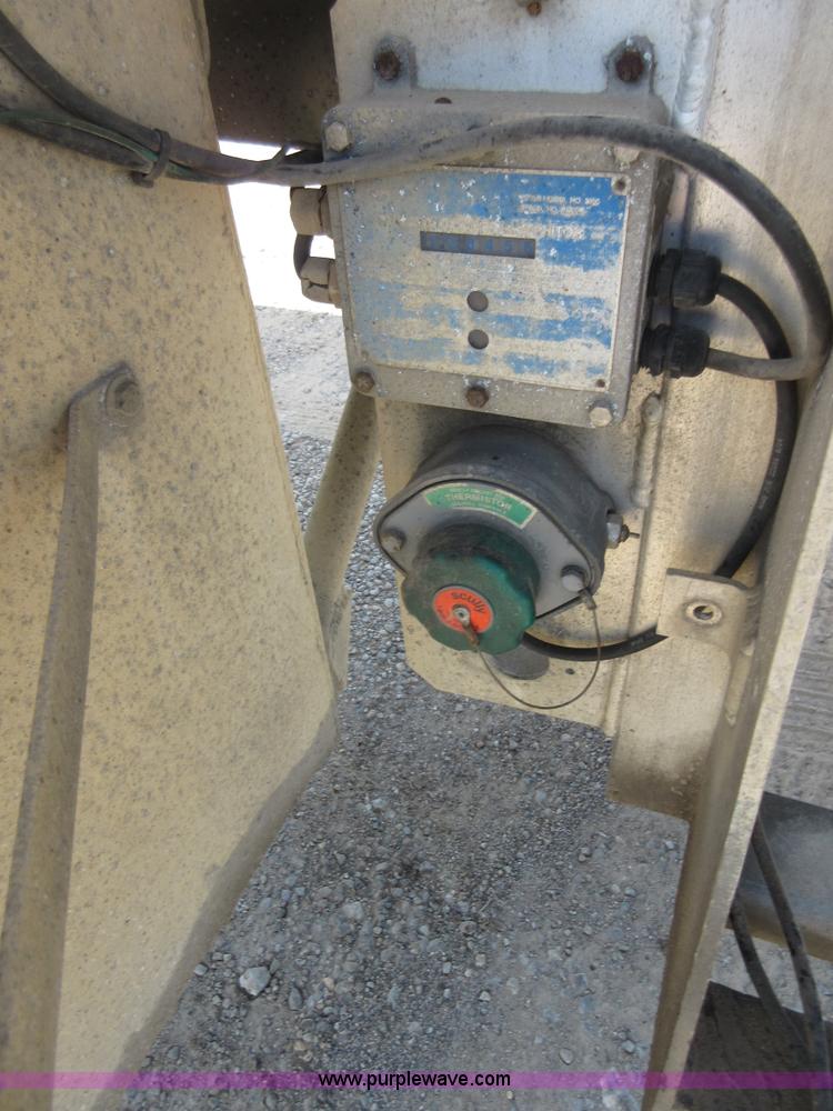 image for item I2065 1989 Fruehauf TAG-F2-EDT9500 tank trailer