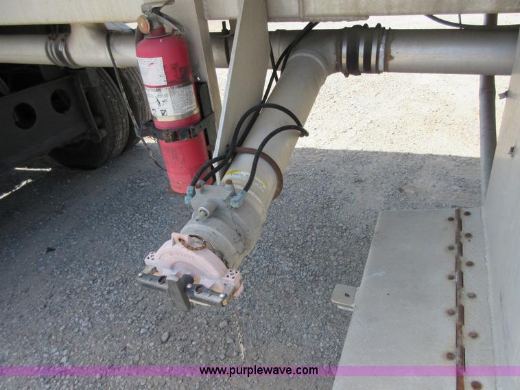 image for item I2065 1989 Fruehauf TAG-F2-EDT9500 tank trailer