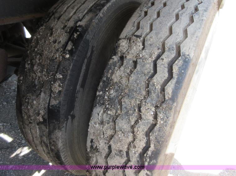 image for item I2065 1989 Fruehauf TAG-F2-EDT9500 tank trailer