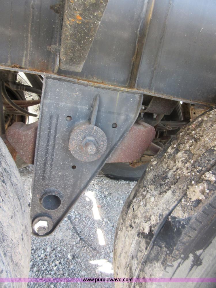 image for item I2065 1989 Fruehauf TAG-F2-EDT9500 tank trailer