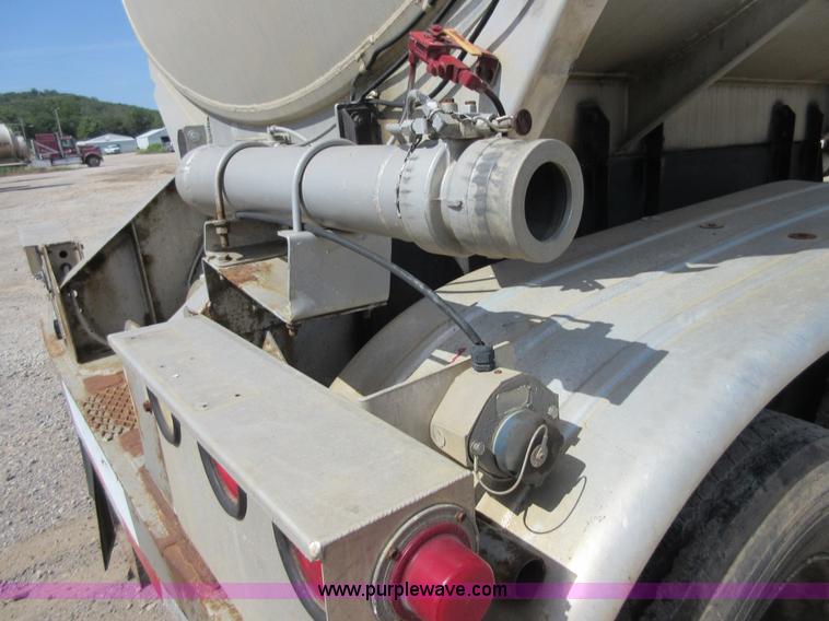 image for item I2065 1989 Fruehauf TAG-F2-EDT9500 tank trailer