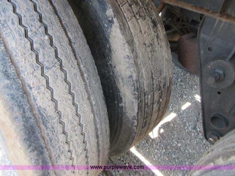 image for item I2065 1989 Fruehauf TAG-F2-EDT9500 tank trailer