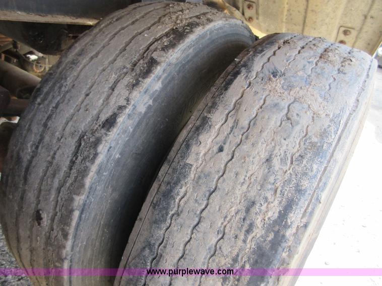 image for item I2065 1989 Fruehauf TAG-F2-EDT9500 tank trailer