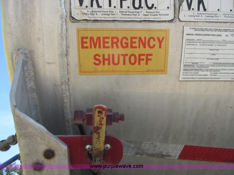 image for item I2065 1989 Fruehauf TAG-F2-EDT9500 tank trailer