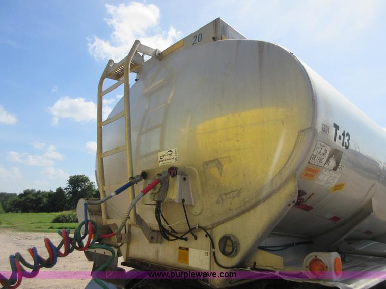 image for item I2065 1989 Fruehauf TAG-F2-EDT9500 tank trailer