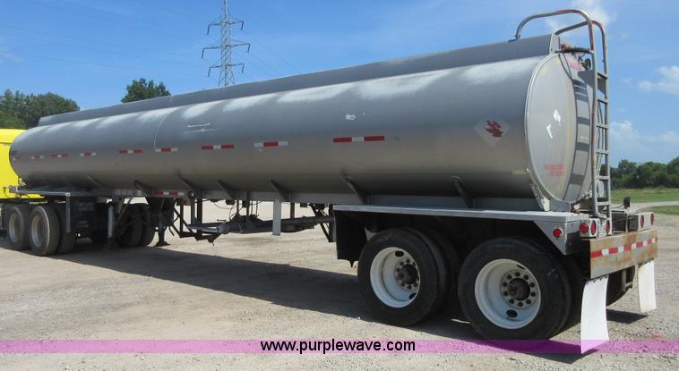 image for item I2066 1985 Heil tank trailer