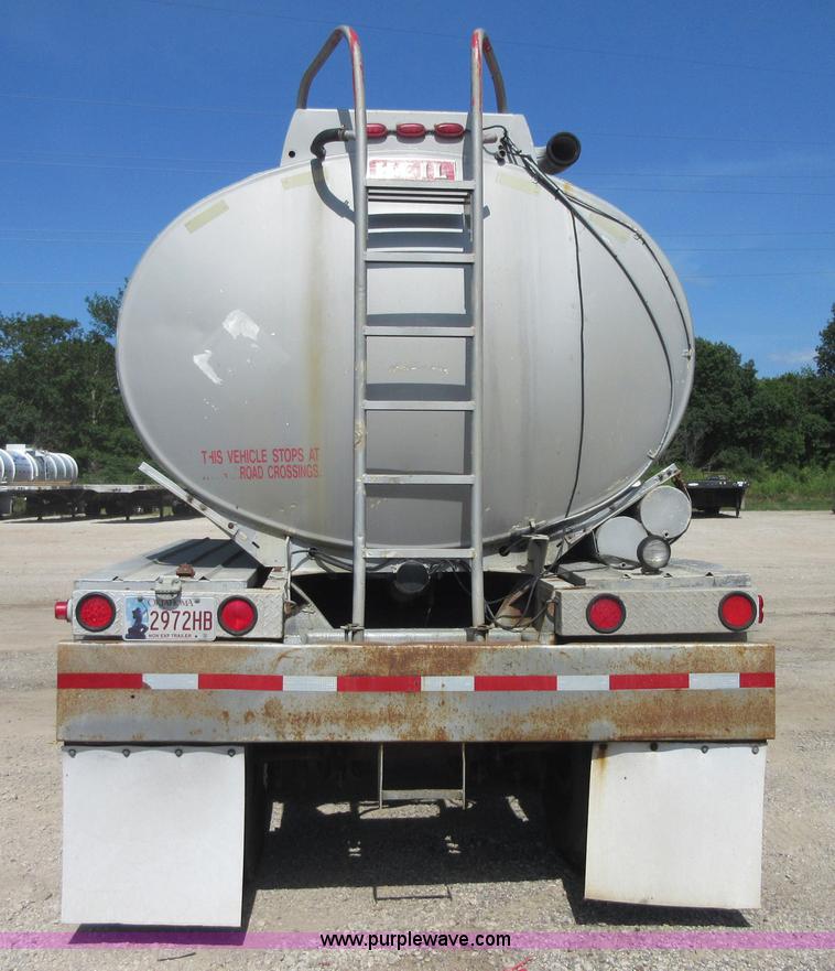 image for item I2066 1985 Heil tank trailer