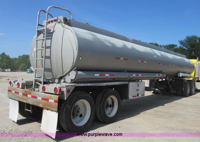 image for item I2066 1985 Heil tank trailer