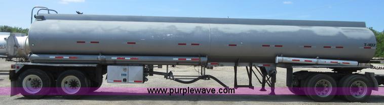 image for item I2066 1985 Heil tank trailer
