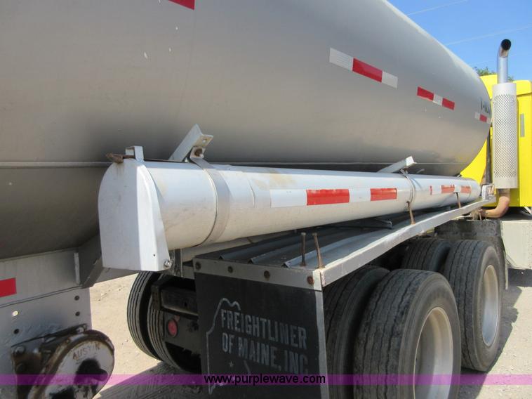 image for item I2066 1985 Heil tank trailer