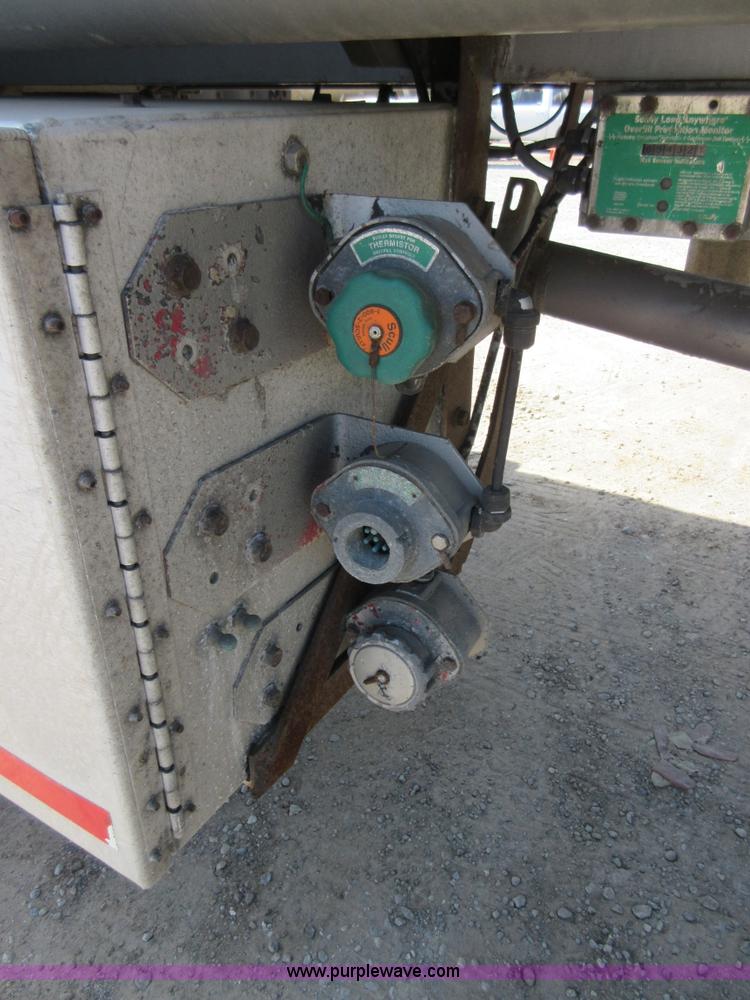 image for item I2066 1985 Heil tank trailer