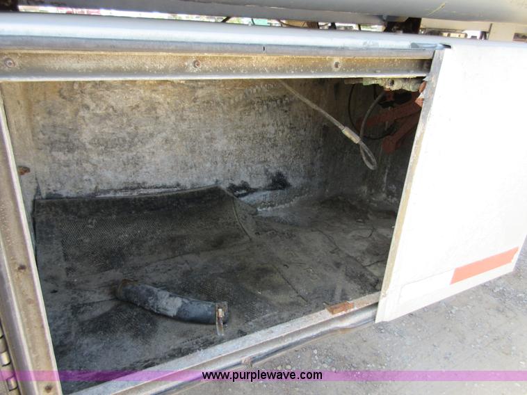 image for item I2066 1985 Heil tank trailer