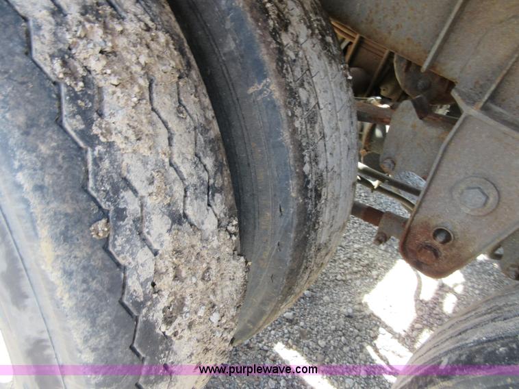 image for item I2066 1985 Heil tank trailer