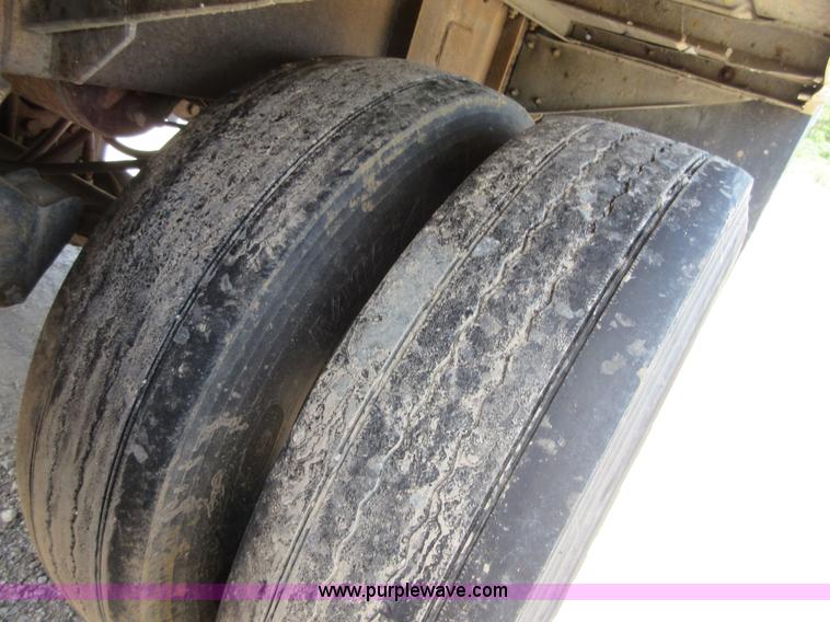 image for item I2066 1985 Heil tank trailer