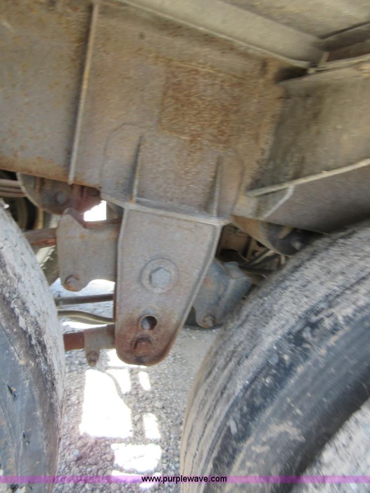 image for item I2066 1985 Heil tank trailer