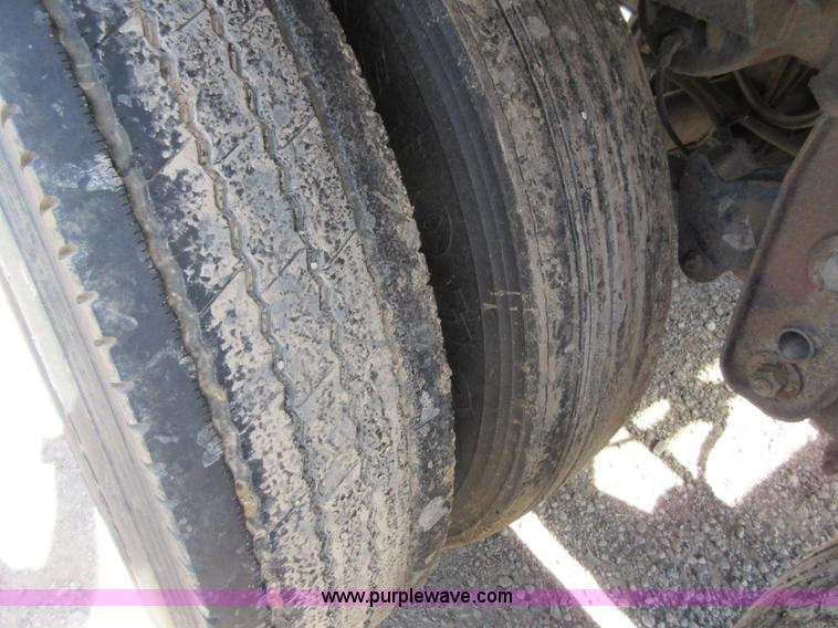 image for item I2066 1985 Heil tank trailer