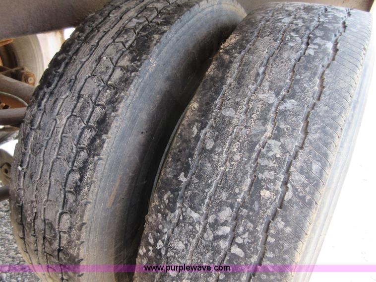 image for item I2066 1985 Heil tank trailer