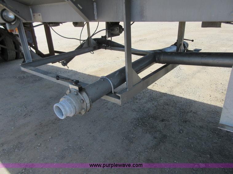 image for item I2066 1985 Heil tank trailer