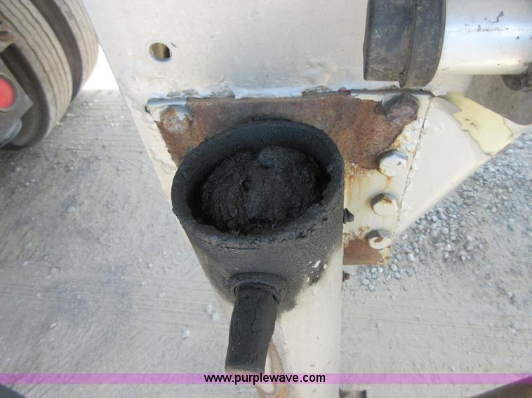 image for item I2066 1985 Heil tank trailer