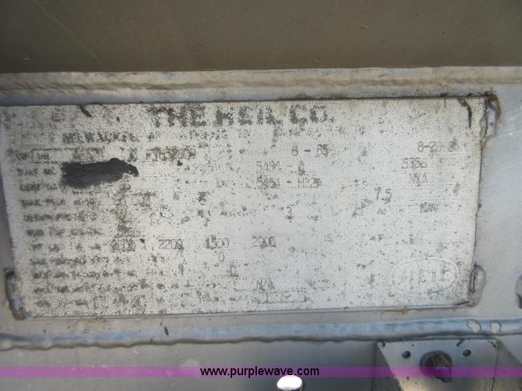 image for item I2066 1985 Heil tank trailer