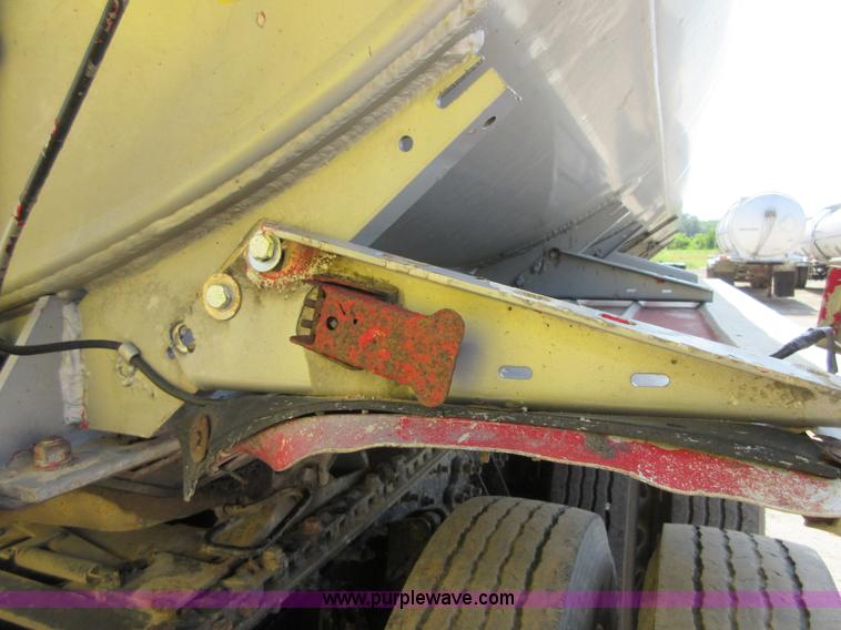 image for item I2066 1985 Heil tank trailer