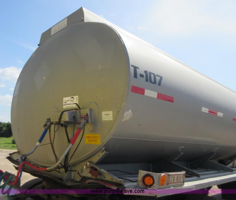 image for item I2066 1985 Heil tank trailer