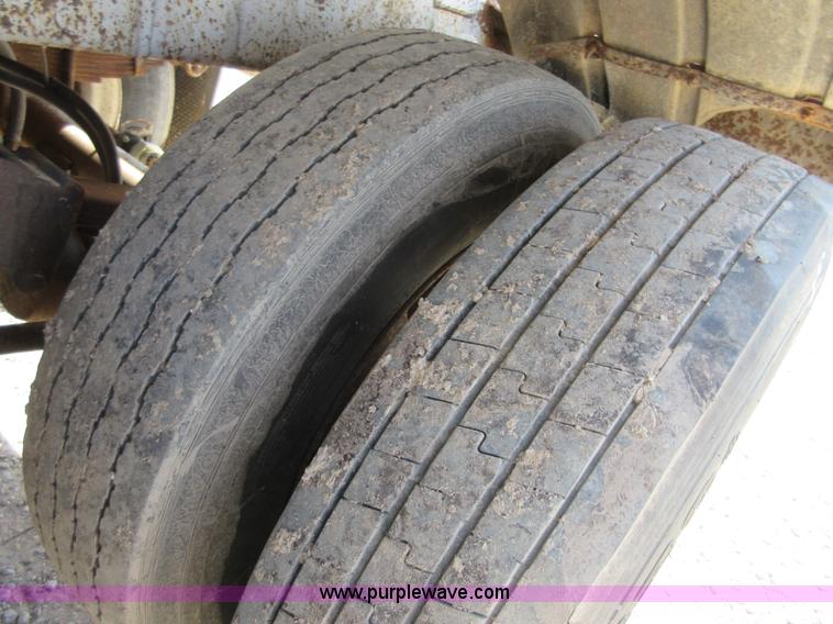 image for item I2067 1993 Trailmaster tank trailer