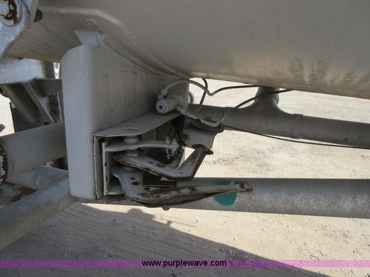 image for item I2067 1993 Trailmaster tank trailer