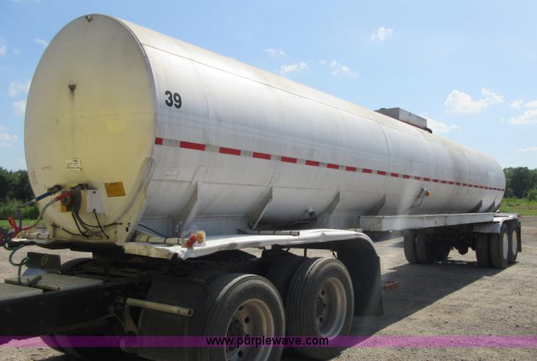 image for item I2068 1977 Fruehauf TA0-F2-R tank trailer