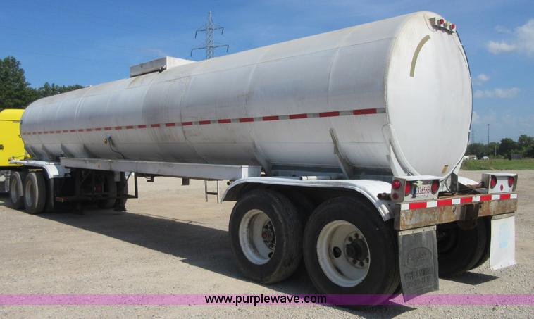 image for item I2068 1977 Fruehauf TA0-F2-R tank trailer