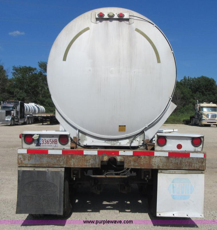 image for item I2068 1977 Fruehauf TA0-F2-R tank trailer