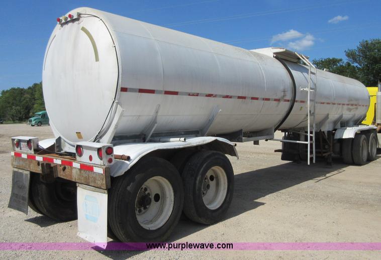 image for item I2068 1977 Fruehauf TA0-F2-R tank trailer