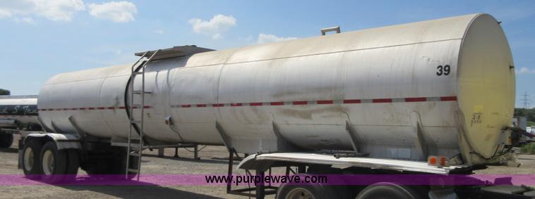 image for item I2068 1977 Fruehauf TA0-F2-R tank trailer